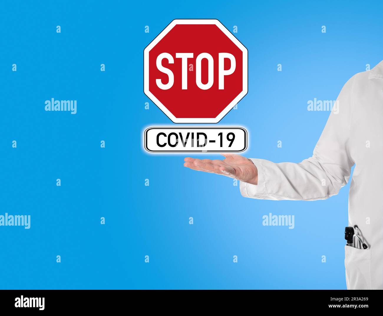 Der Arzt hält ein „Stop COVID 19“-Zeichen Stockfoto