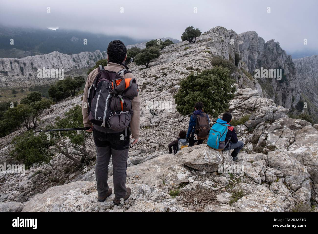 Bergsteiger am Rande von Son Torrella sierra, Fornalutx, Mallorca, Balearen, Spanien. Stockfoto