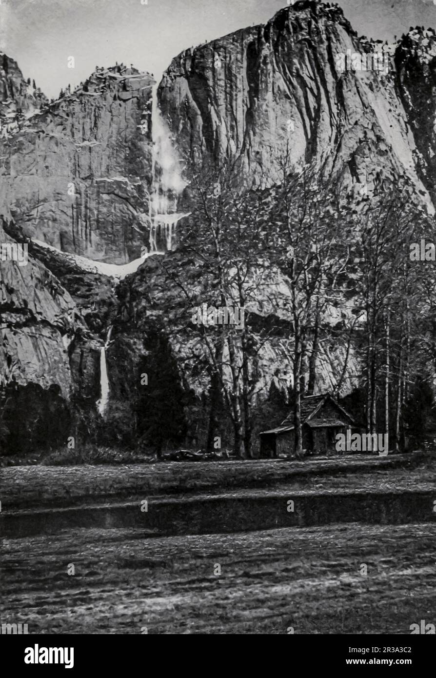 Das Schwarzweiß-Foto der Yosemite Falls von Clifton Johnson aus dem Buch Highways and Byways of the Pacific Coast dieser Band enthält Kapitel über charakteristische, malerische und historisch attraktive Regionen in den Bundesstaaten Kalifornien, Oregon, Washington, Idaho, Nevada, Und Arizona und ein Kapitel über den Yosemite-Nationalpark. Veröffentlichungsdatum 1913 Publisher New York, The Macmillan Company; Stockfoto