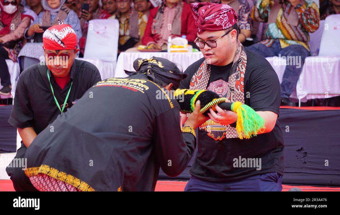 Der Regent von Kediri Hanindhito Himawan Pramana (Mas Dhito) zur Eröffnung des 1000. Barong anlässlich des Jubiläums von Kediri Stockfoto