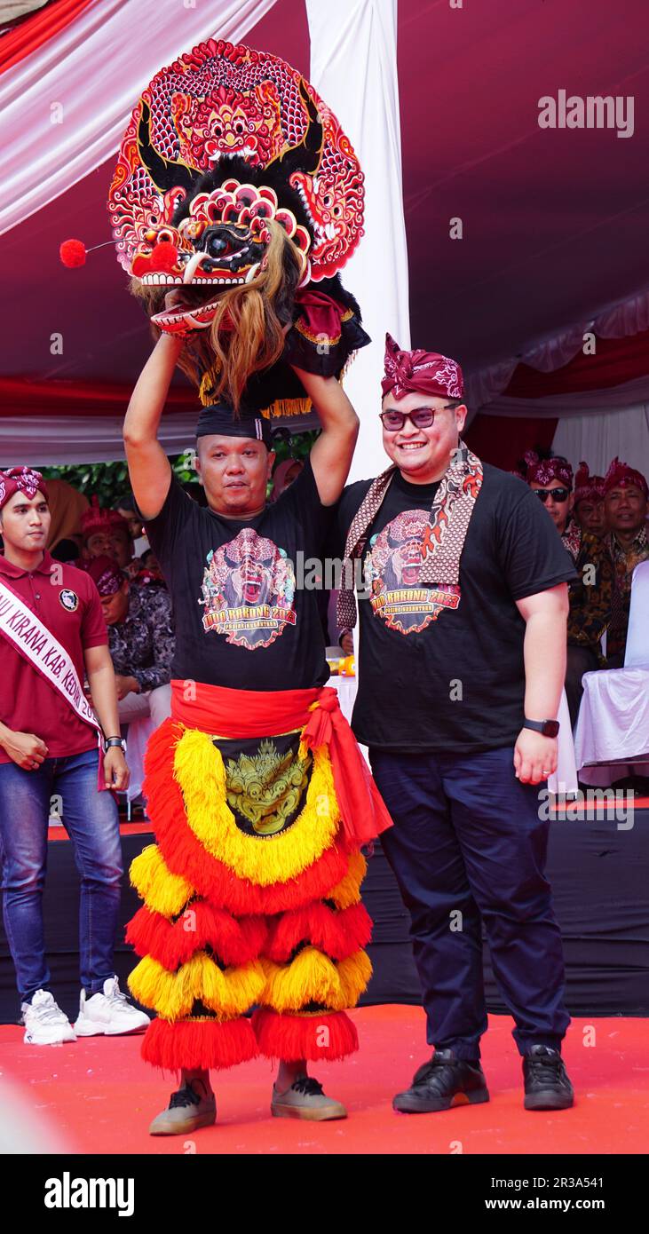 Der Regent von Kediri Hanindhito Himawan Pramana (Mas Dhito) zur Eröffnung des 1000. Barong anlässlich des Jubiläums von Kediri Stockfoto