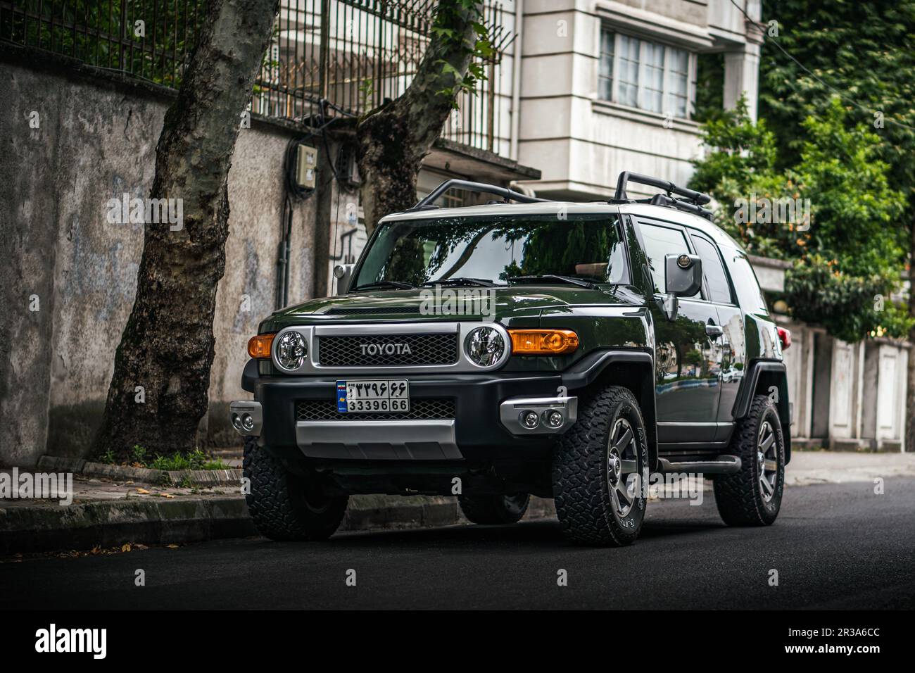Die Front hat einen grünen toyota FJ Cruiser erschossen Stockfoto