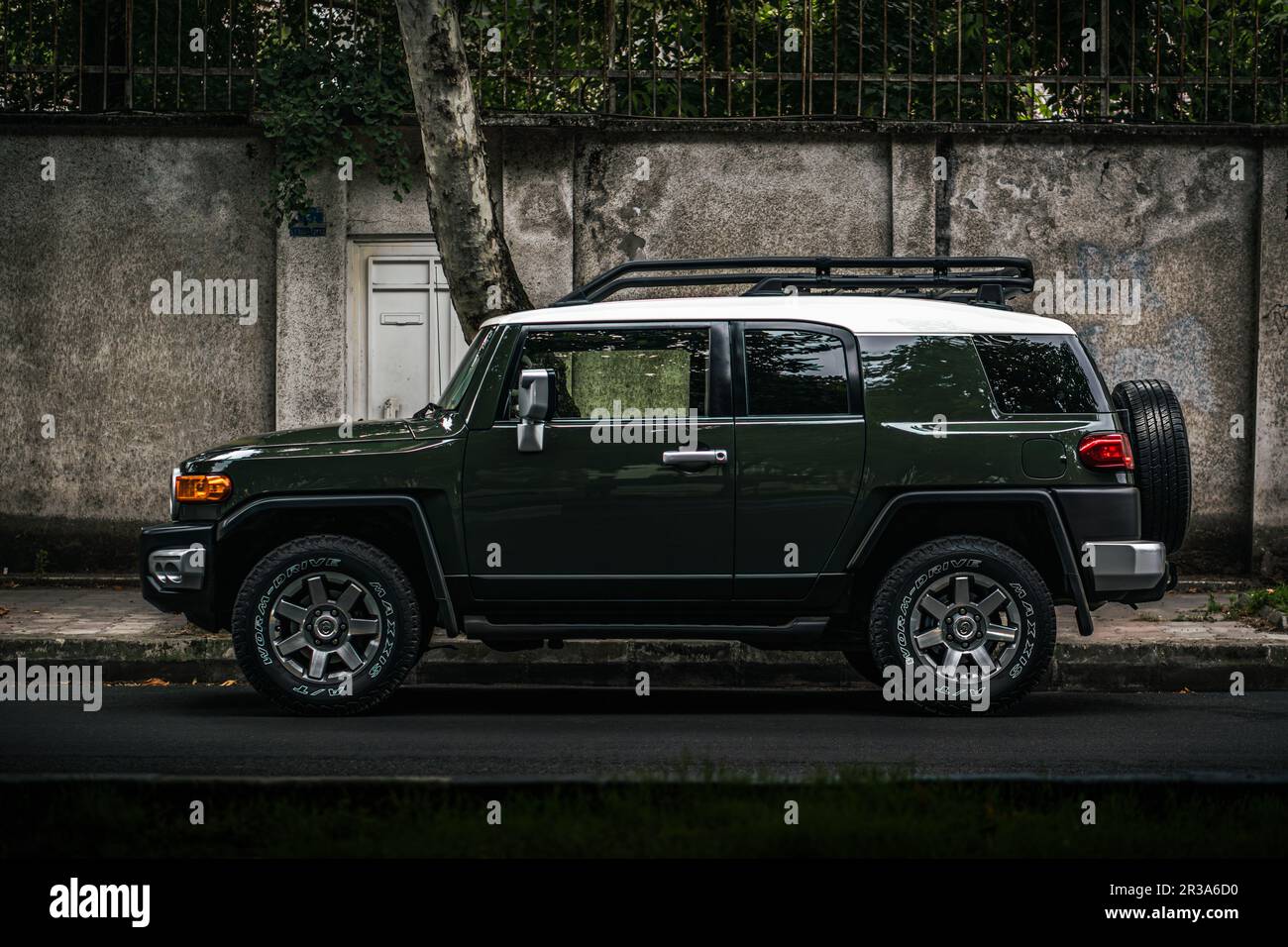 Seitenprofil eines grünen toyota FJ Cruiser Stockfoto