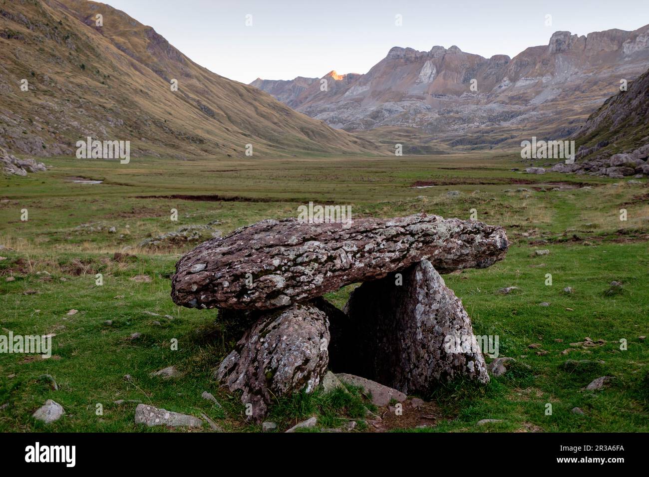 Dolmen von Achar de Aguas Tuertas, Aguas Tuertas, Guarrinza, die Gemeinde von Anso, Tal von Hecho, westlichen Täler, Pyrenäen, Provinz Huesca, Aragón, Spanien, Europa. Stockfoto