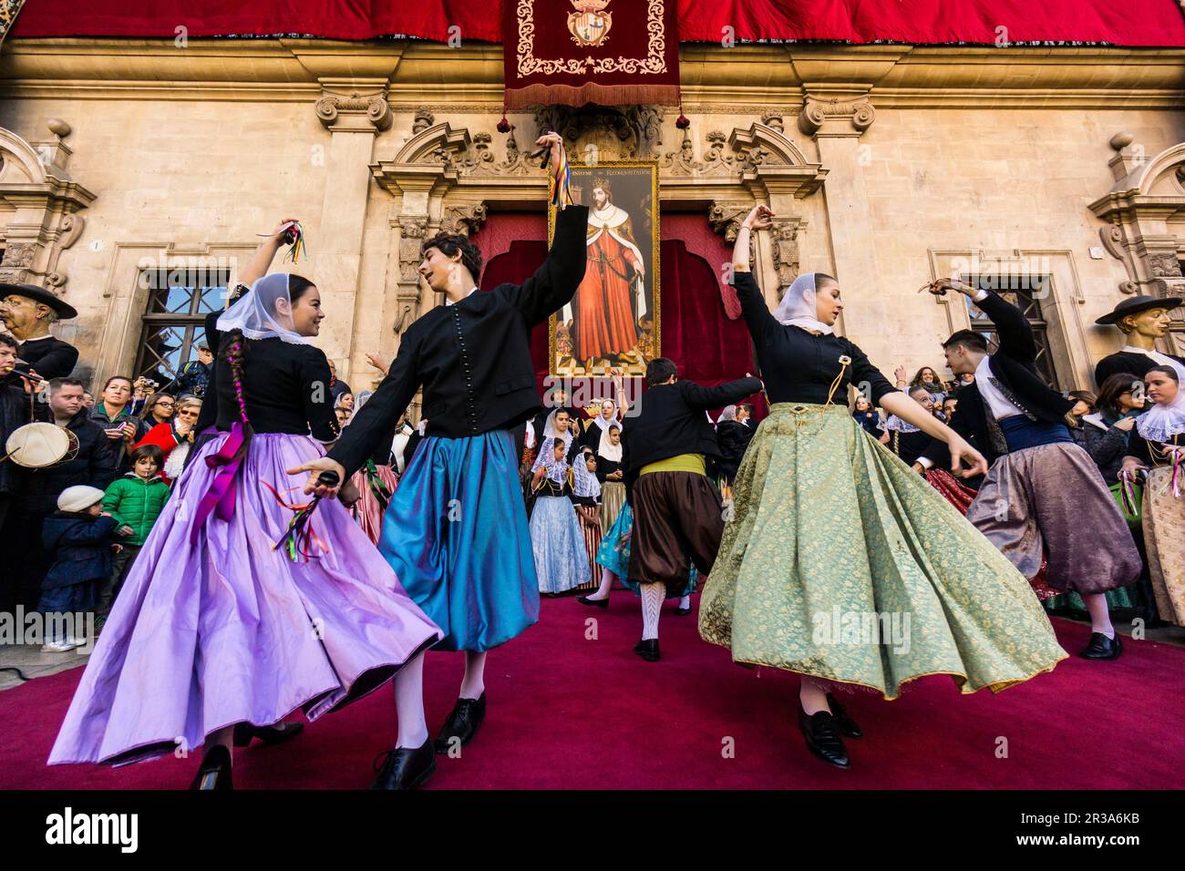 La Colcada de Pere dAlcàntara Penya, tanzende traditionelle Boleros, Festa De L'Estandart, bürgerliches und religiöses Festival bei der christlichen Eroberung der Stadt, wird von König Jaume I am 31. Dezember 1229 geehrt. Palma, Mallorca, Balearen, Spanien, Europa. Stockfoto