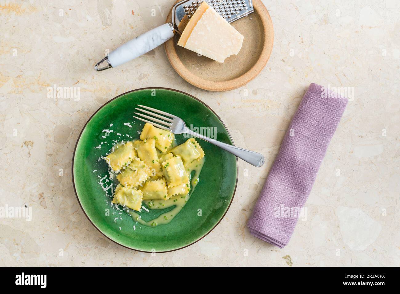 Ravioli mit Kräutersoße und Parmesan Stockfoto