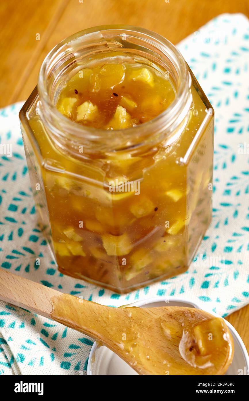 Apfel, Kiwi und Avocado-Marmelade in einem Schraubgefäß Stockfoto
