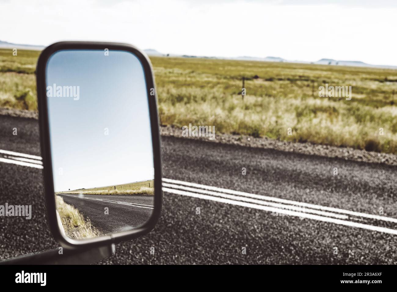Reflektion in einem Spiegel auf einer Landstraße hinter einem Fahrzeug 4x4 Stockfoto