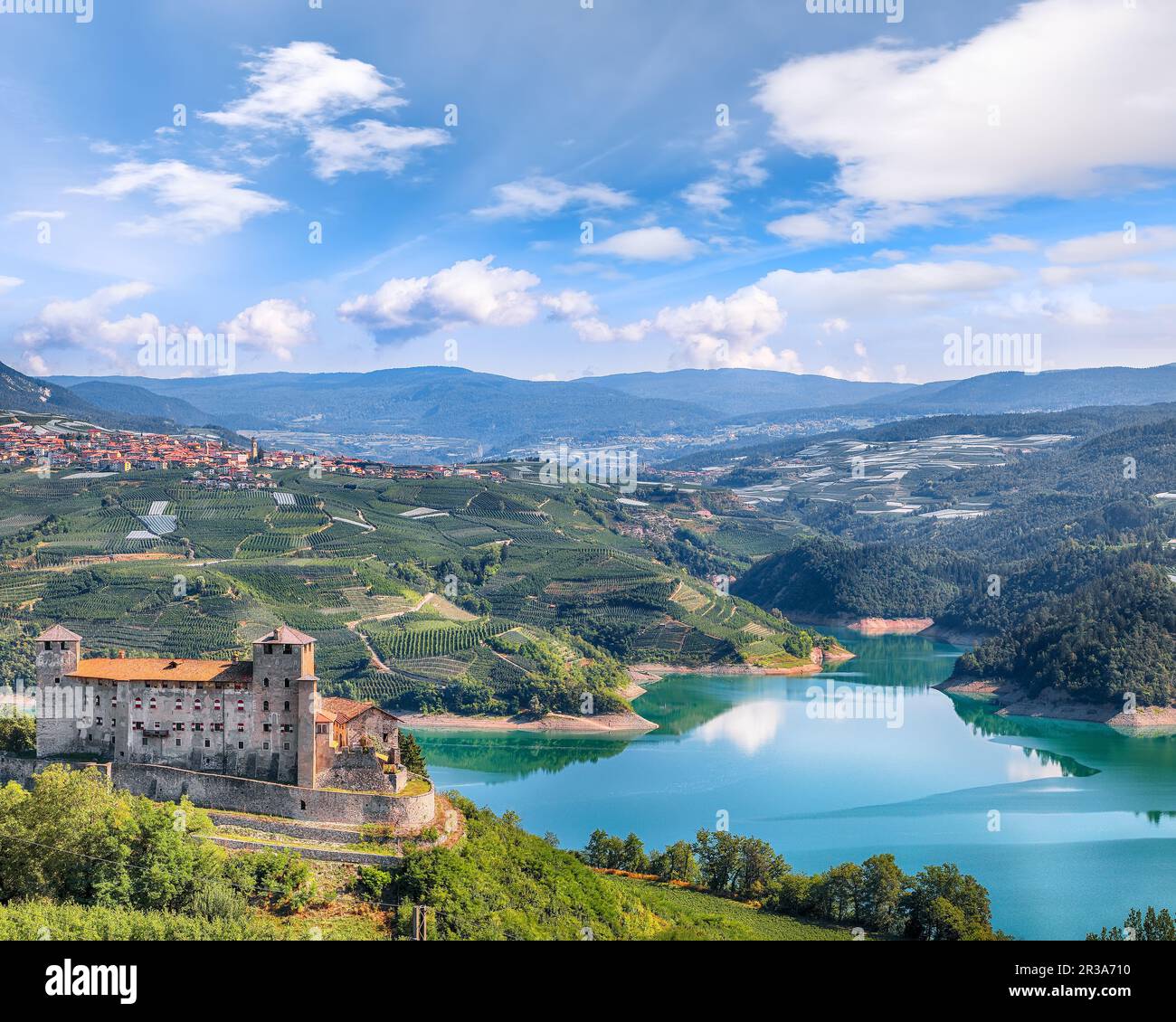 Fabelhafte Aussicht auf das Cles Castel, den Santa Giustina See und viele Apfelplantagen. Standort: Cles, Region Trentino-Südtirol, Italien, Europa Stockfoto