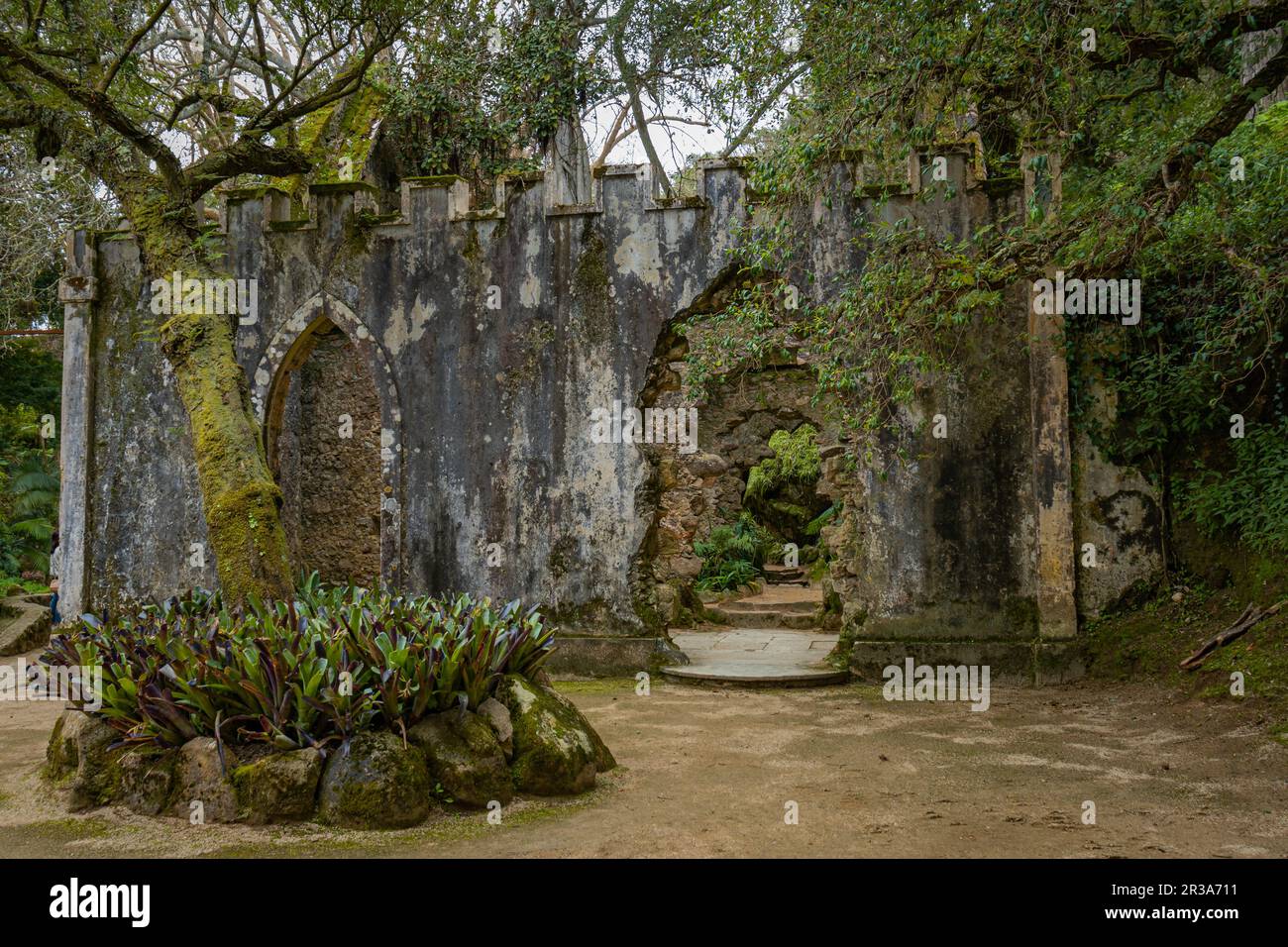 Sintra, Portugal - 12. Februar 2023: Historische Ruinen der Kapelle im Monserrate Park, Dschungel-ähnliche grüne Gärten Stockfoto