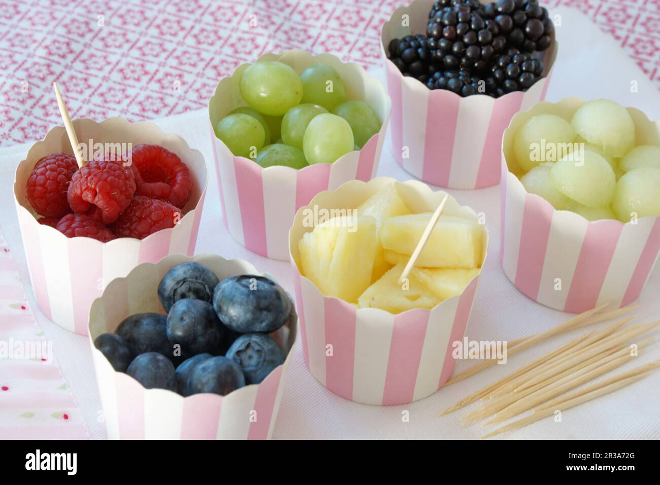 Fruchttapas (Ananas, Himbeere, Brombeere, Honigmelone, Trauben, Heidelbeere) Stockfoto