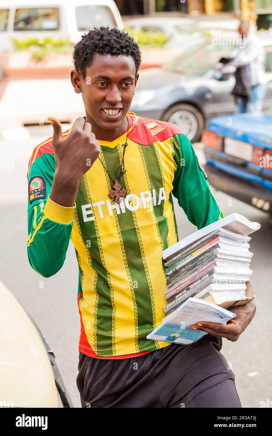 Junger Araber, der Bücher auf der Straße verkauft Stockfoto