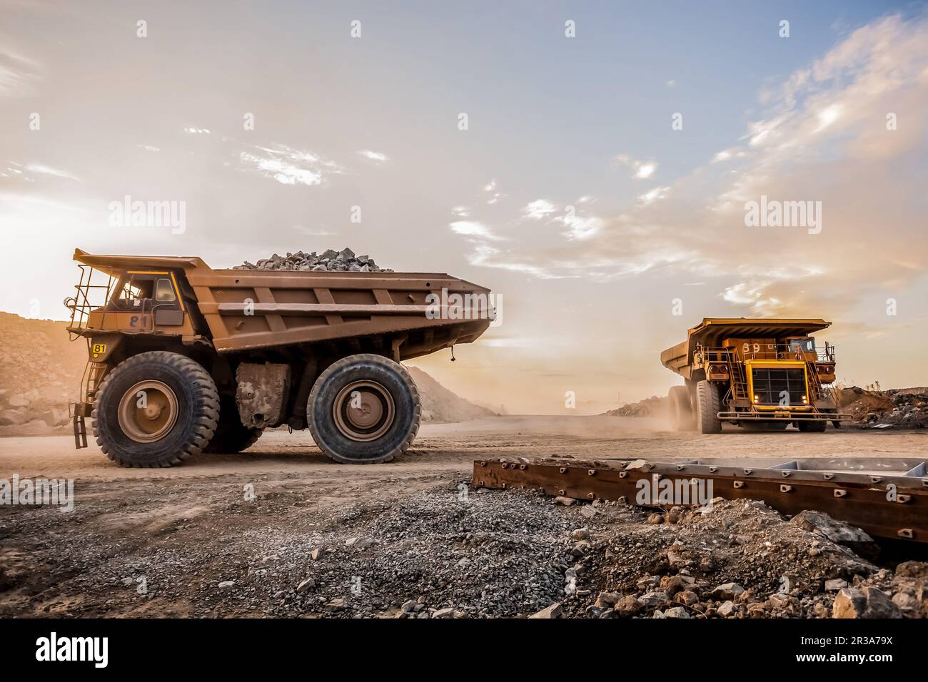 Muldenkipper für den Bergbau, die Platinerz zur Verarbeitung transportieren Stockfoto