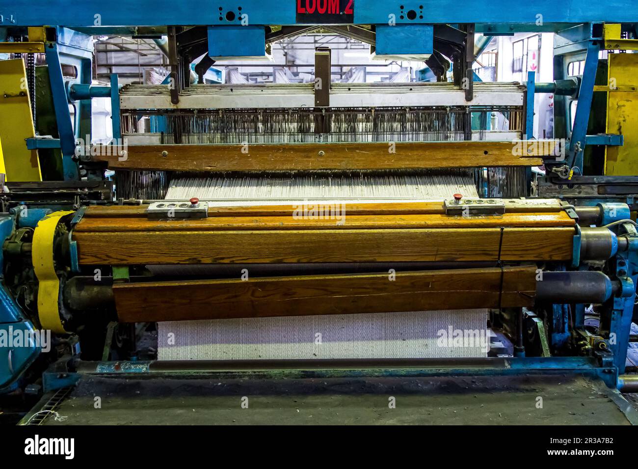 Nahaufnahme einer Schussbandmaschine aus Baumwollfaden in einer Förderbandfabrik Stockfoto