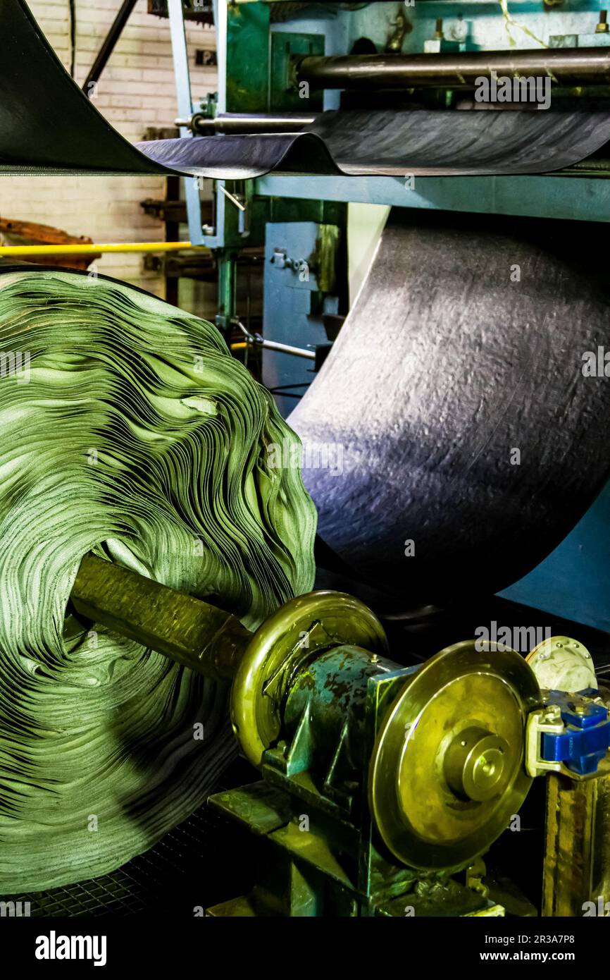 Nahaufnahme einer Gummirolle an einer Maschine in einer Förderbandfabrik Stockfoto