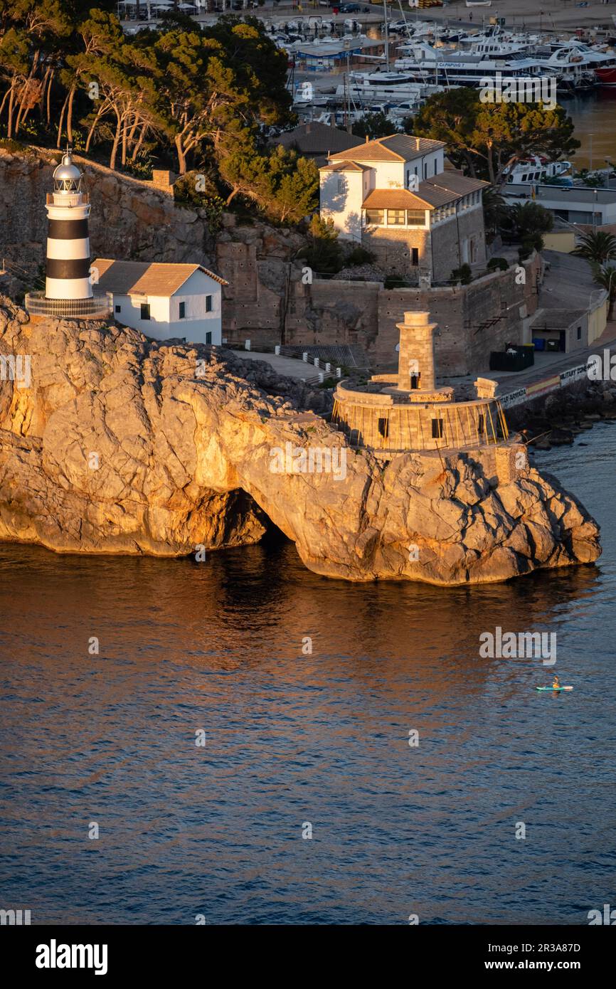 Leuchtturm Punta de Sa Creu, Hafen Soller, Mallorca, Balearen, Spanien. Stockfoto