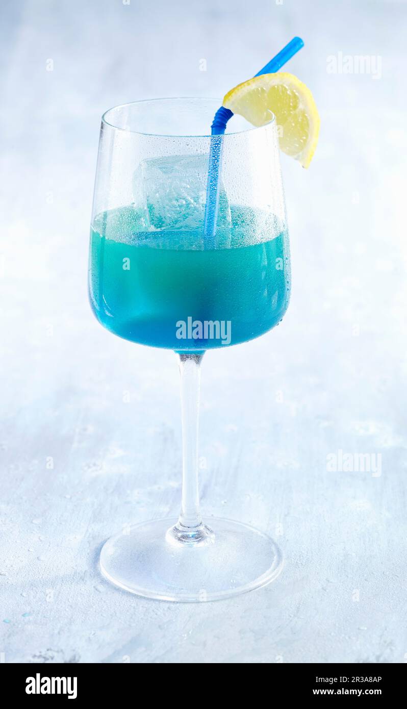 Green Mile: Ein Cocktail mit blauem curacao, Wodka und Ananassaft Stockfoto