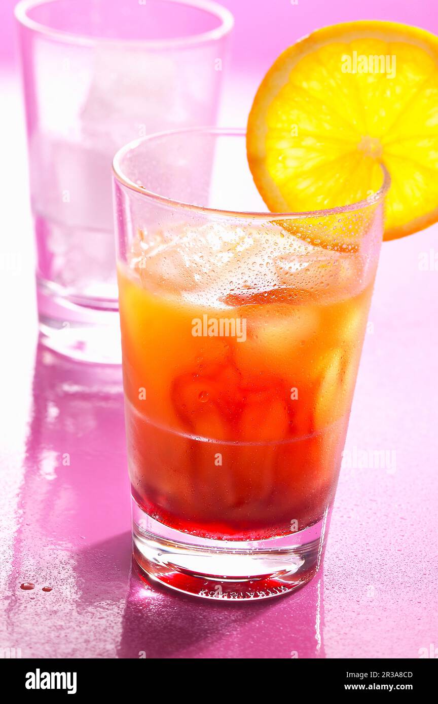 Ein Tequila Sunrise aus Zitronensaft, Orangensaft und Grenadine Stockfoto
