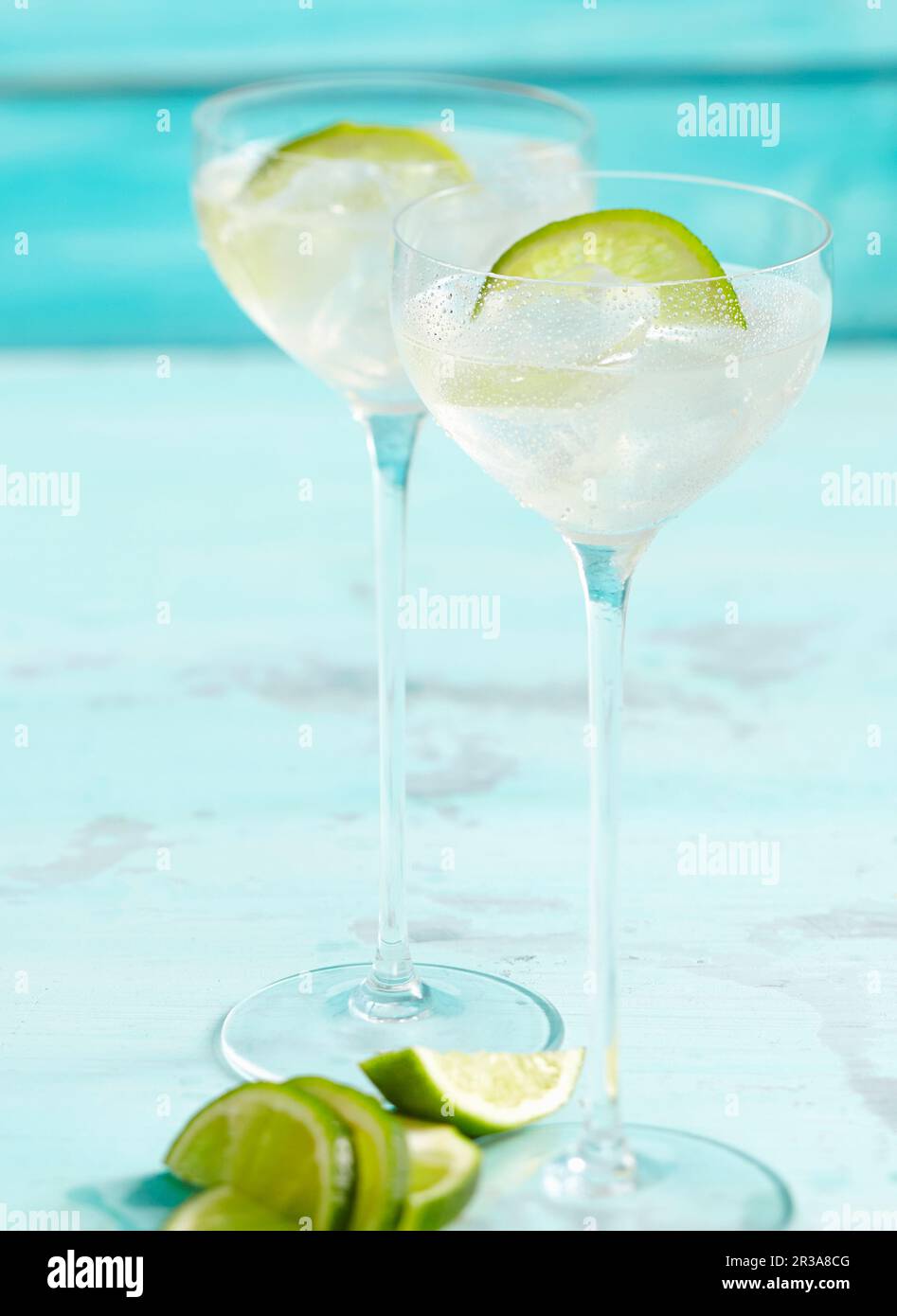 TI Punch Cocktails mit Rum und Limette in Stängelgläsern auf Eis Stockfoto