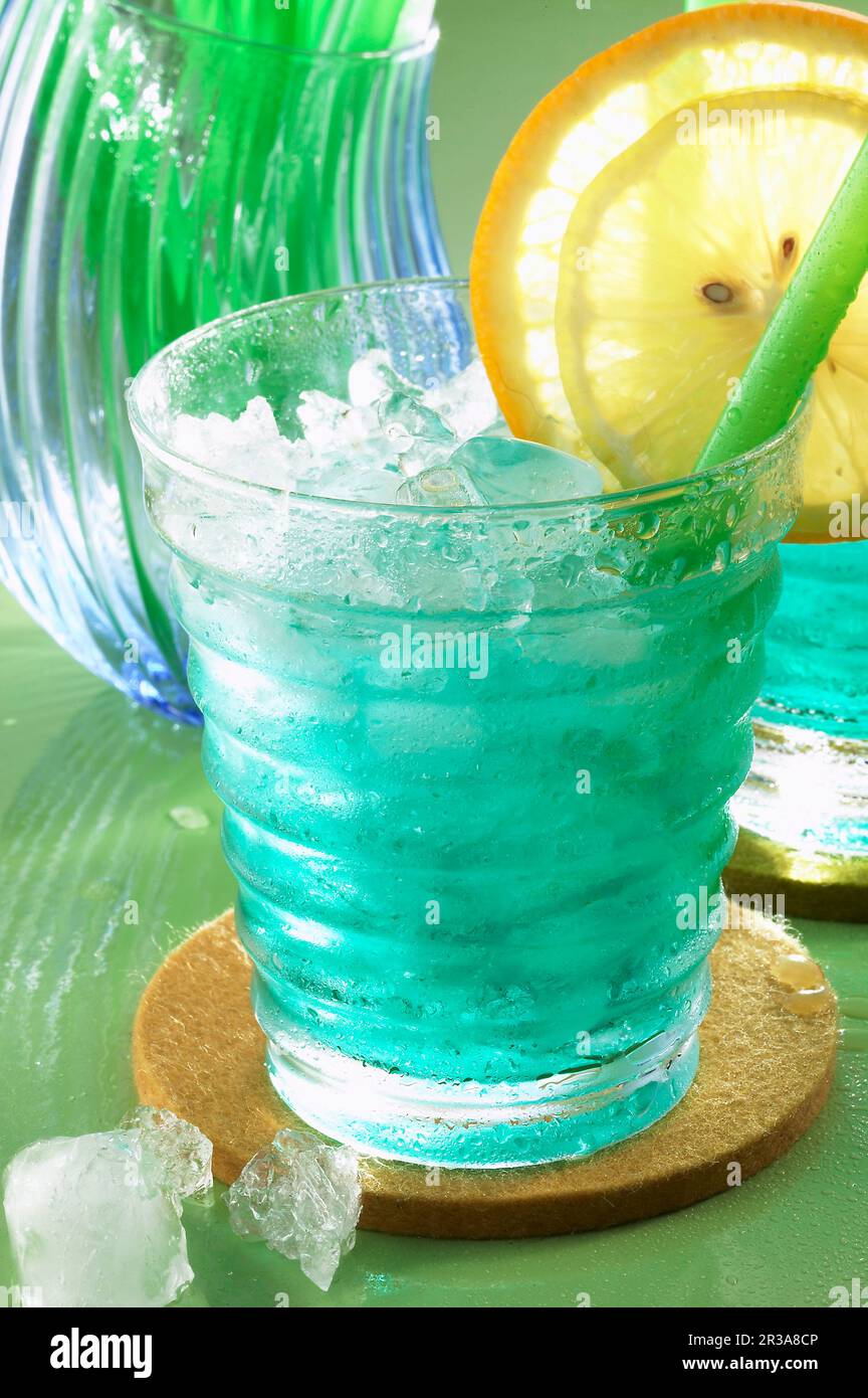Corcovado: Ein Cocktail mit drambuie, blauem curacao und Tequila Stockfoto