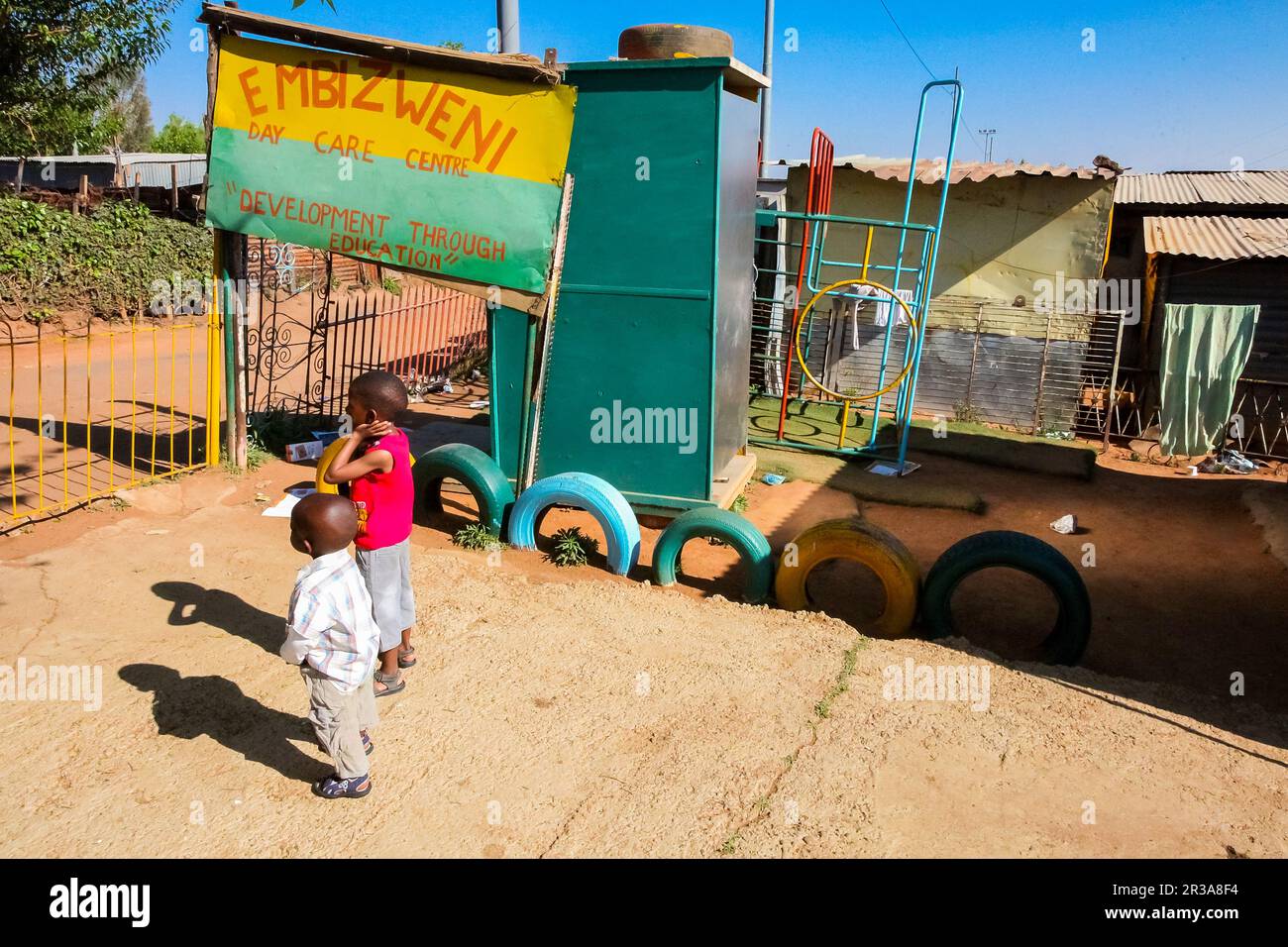 Kindergartenkinder im Vorstadtviertel Soweto Stockfoto