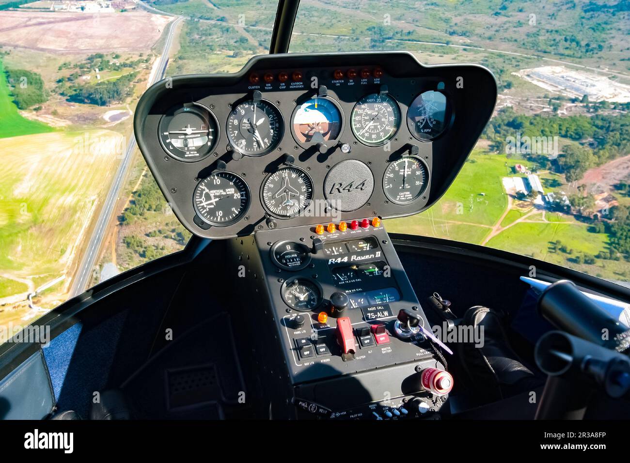 Innenansicht der Bedienelemente und der Instrumententafel im kleinen Helikopter Stockfoto