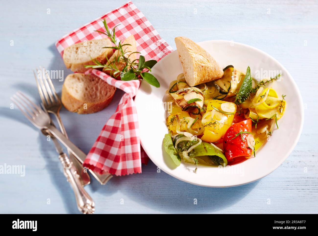 Gegrilltes, eingelegtes mediterranes Gemüse auf einem Teller mit einer Serviette Stockfoto