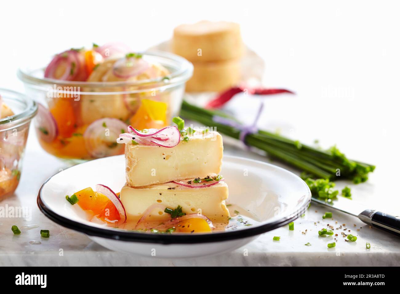 Marinierter Weinkäse mit Kräutern und Paprika Stockfoto