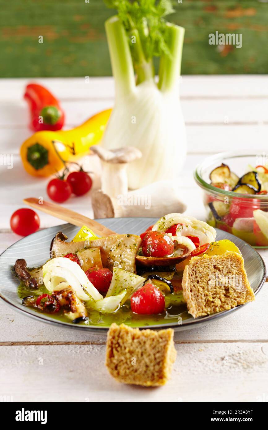 Eingelegtes mediterranes Gemüse mit Brot Stockfoto