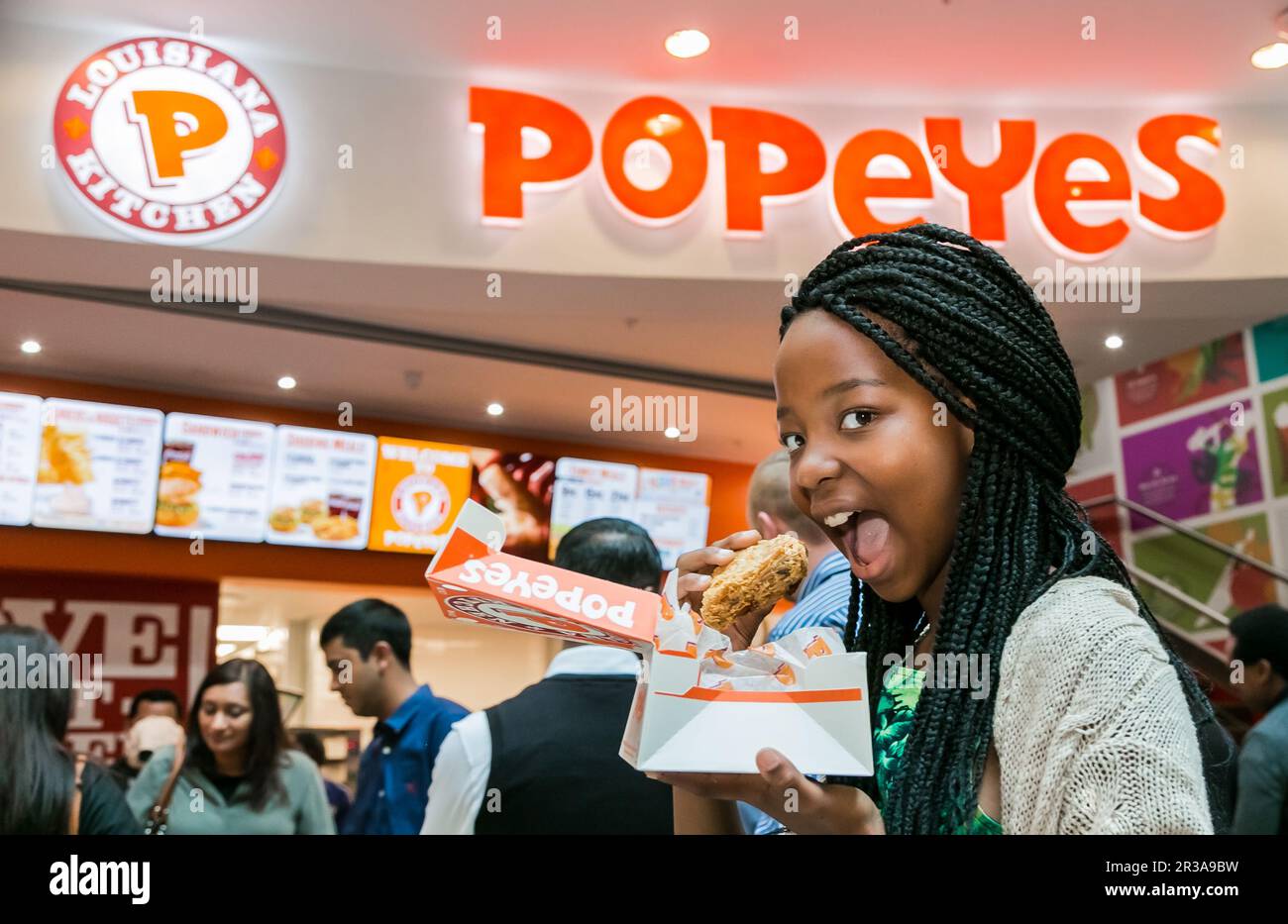 Gäste in einem Popeyes Take Out Fast Food Restaurant Stockfoto
