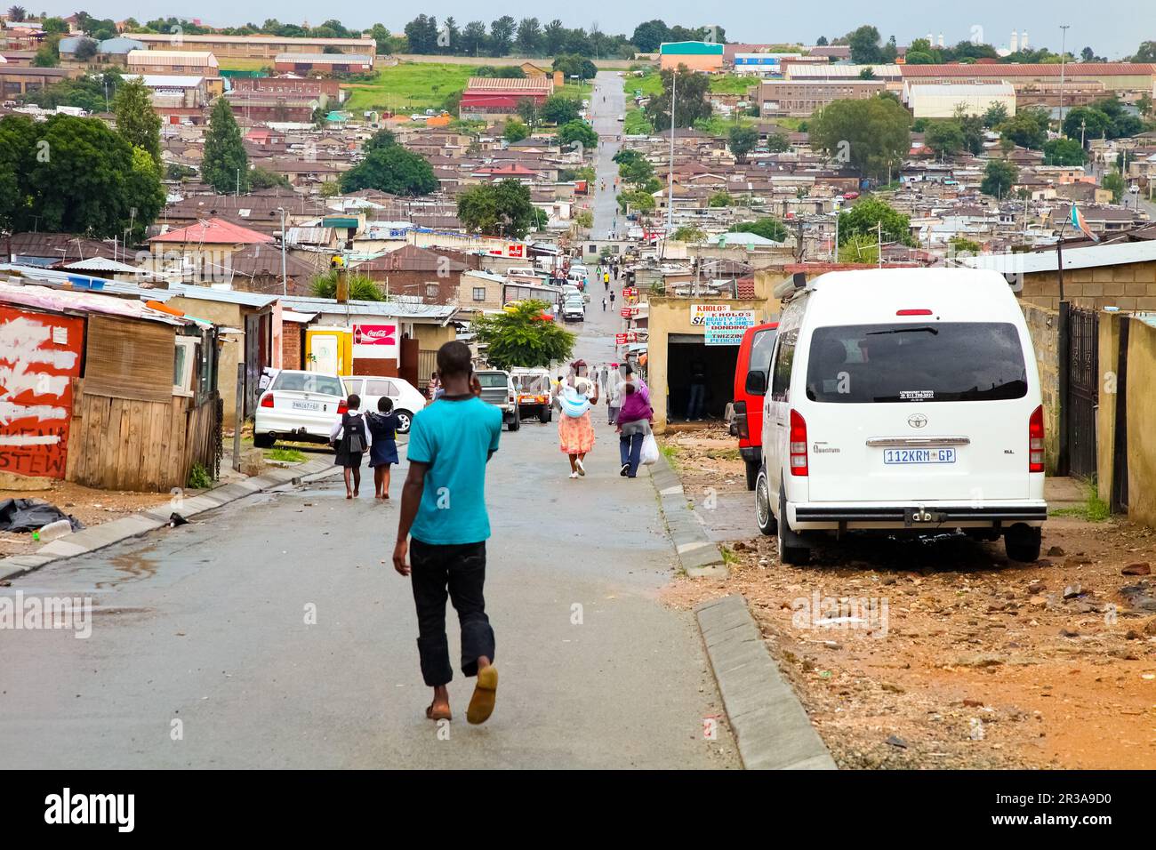 Afrikaner gehen eine Hauptstraße in Alexandra, eine formelle und informelle Siedlung Stockfoto