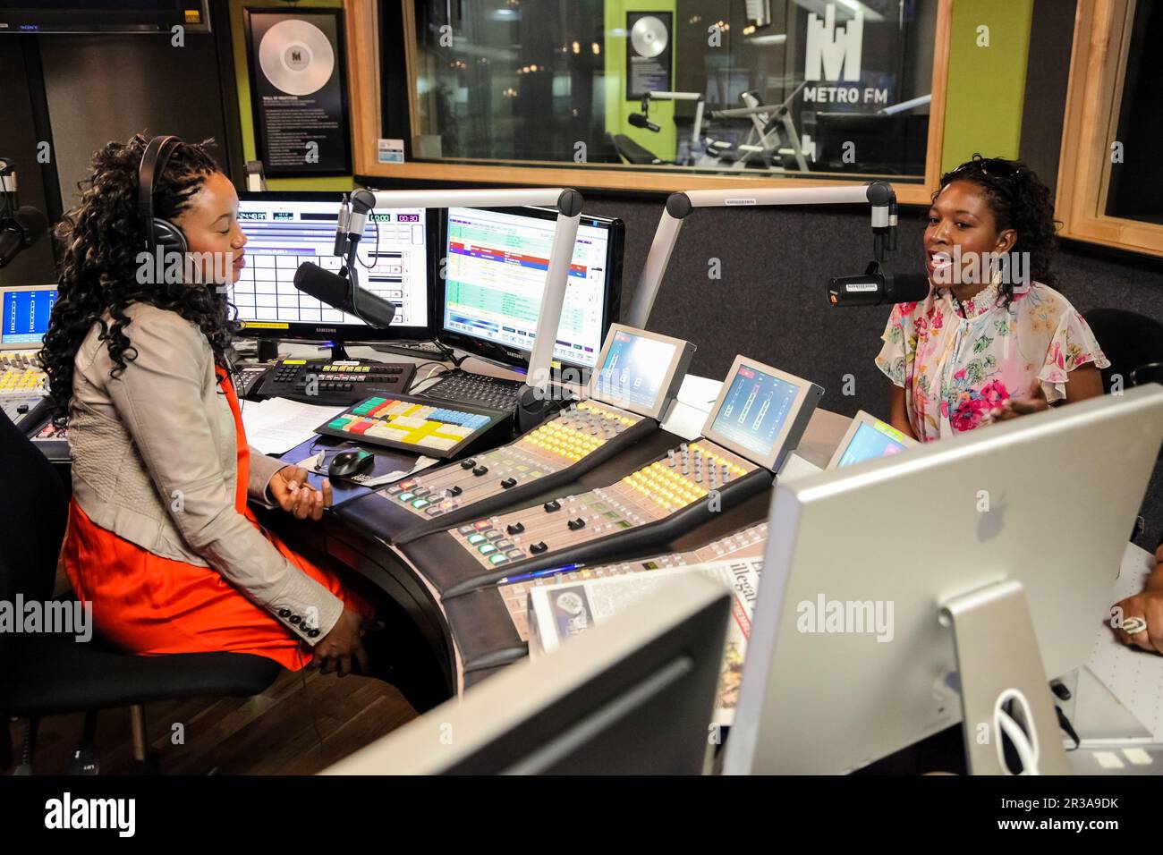 Afrikanische weibliche Gäste werden in einer Live-Talk-Radiosendung interviewt Stockfoto