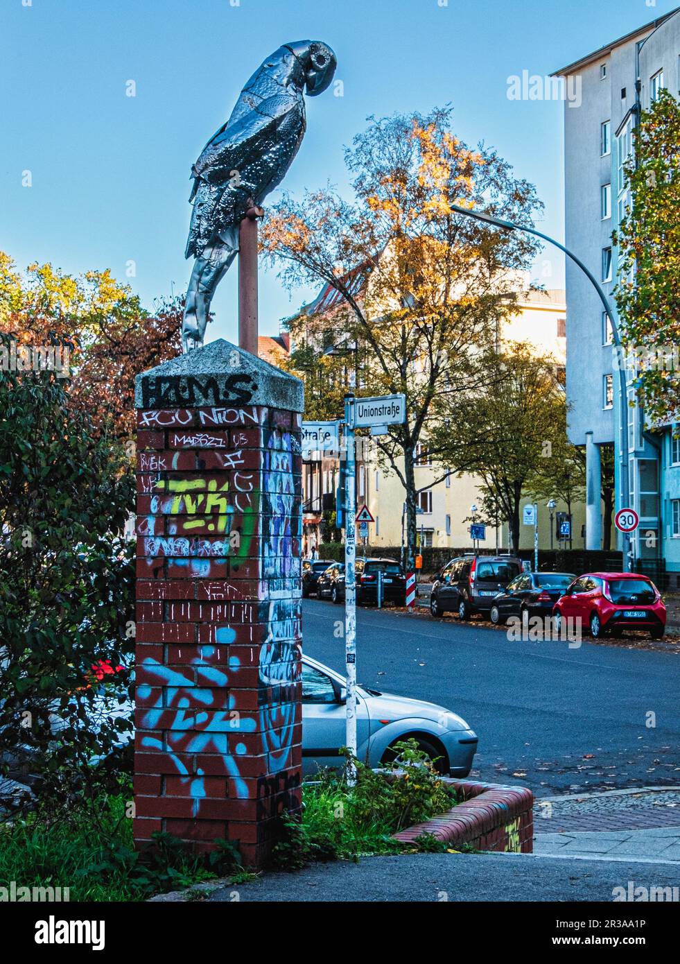 Papageienskulptur am Eingang zum Union Square, Unionplatz, Moabit-Mitte, Berlin, Deutschland Stockfoto