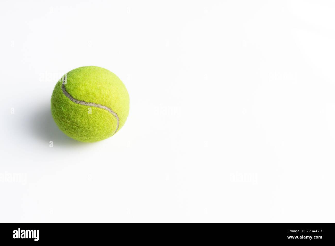 Ein Tennisball isoliert auf weißem Hintergrund, nach einigen Änderungen. Stockfoto