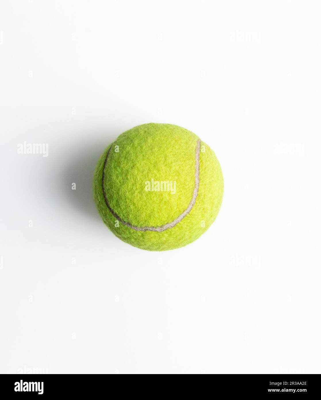 Ein Tennisball isoliert auf weißem Hintergrund, nach einigen Änderungen. Stockfoto