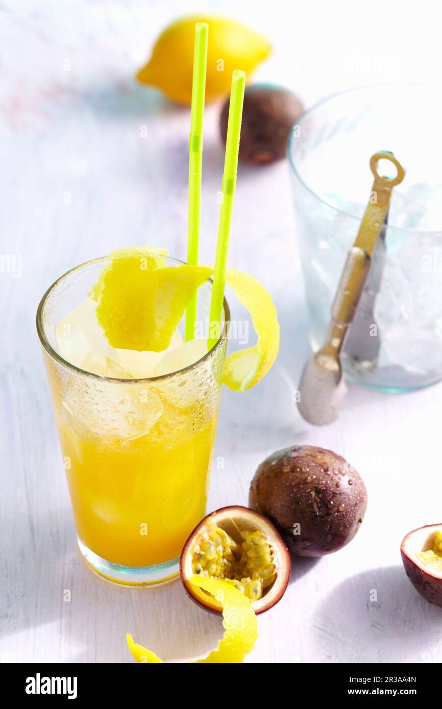 Lady Kiss (Longdrink mit Pfirsichbranntwein, Pfirsich, Orange, Passionsfrucht und Zitronensaft) Stockfoto