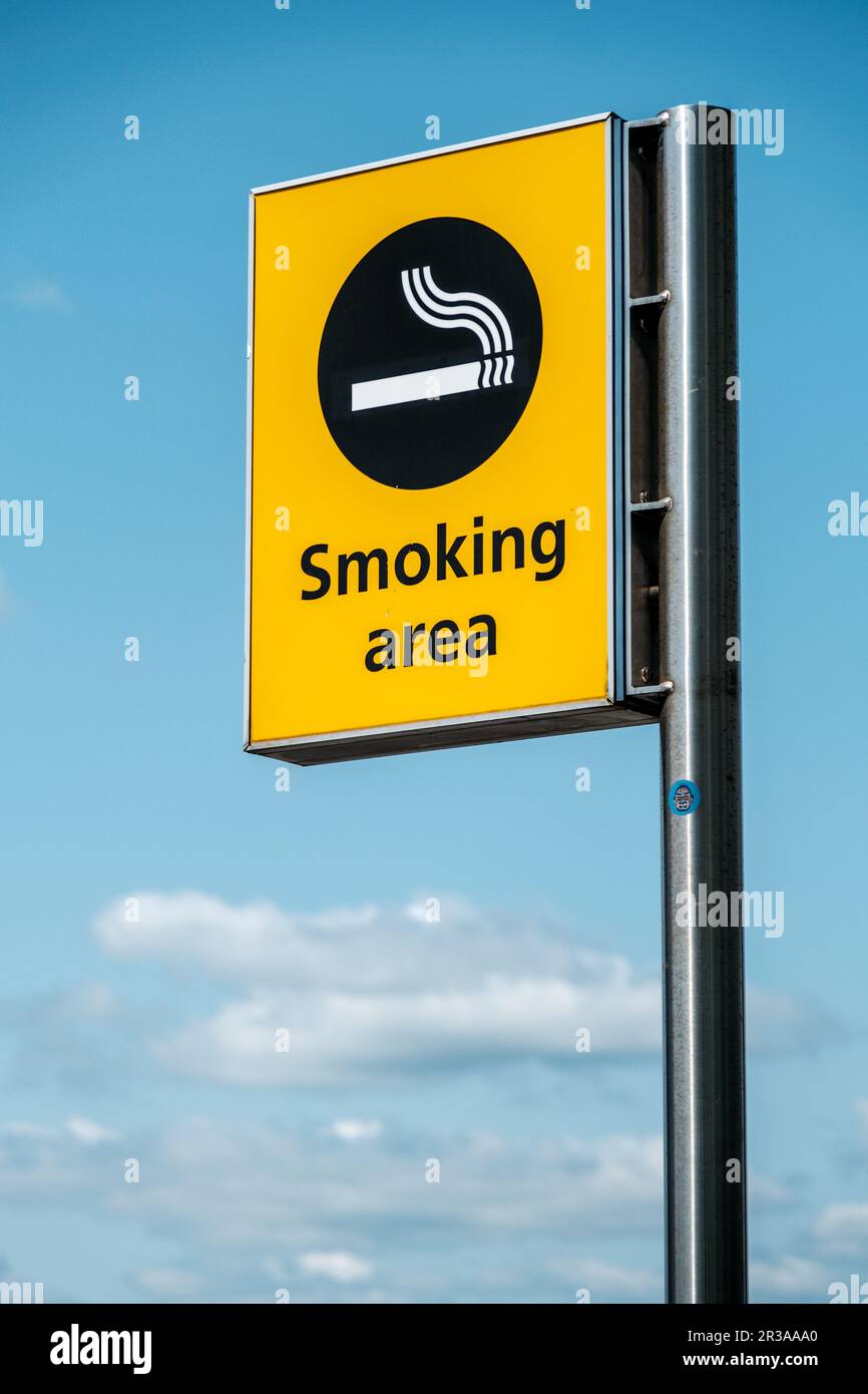 London Heathrow Airport, Mai 16 2023, mit Blick auf ein Raucherschild im Freien vor Einem Blue Sky Terminal 2 London Heathrow Airport With No People Stockfoto