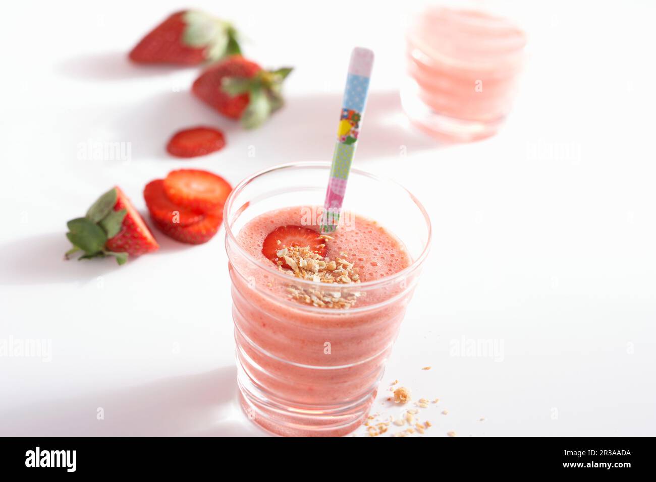 Erdbeeren- und Bananen-Smoothie mit Honig, Orange, Hafer und Kokosnuss Stockfoto