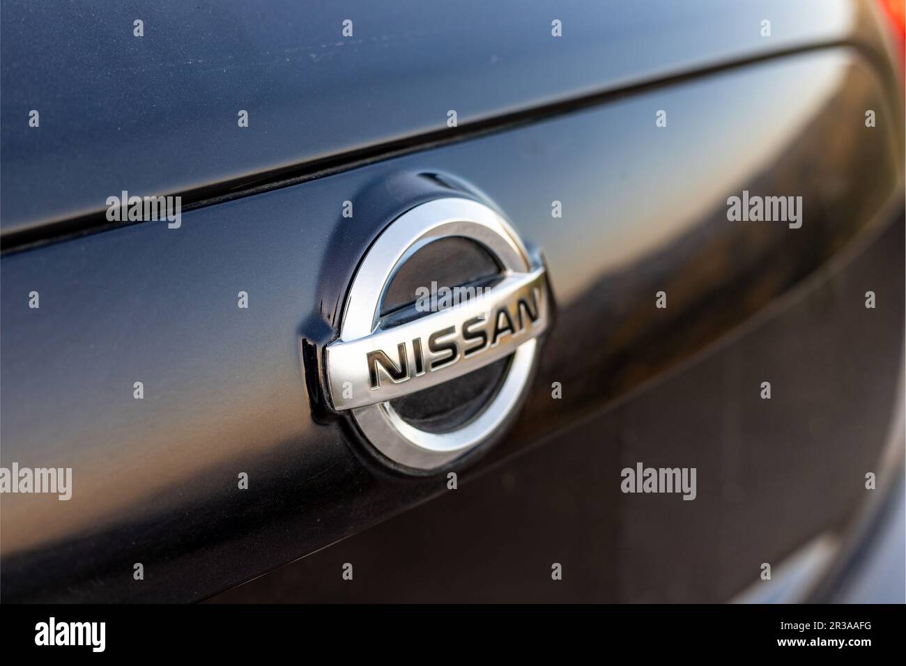 Das Markenzeichen Nissan auf einem Fahrzeug Stockfoto