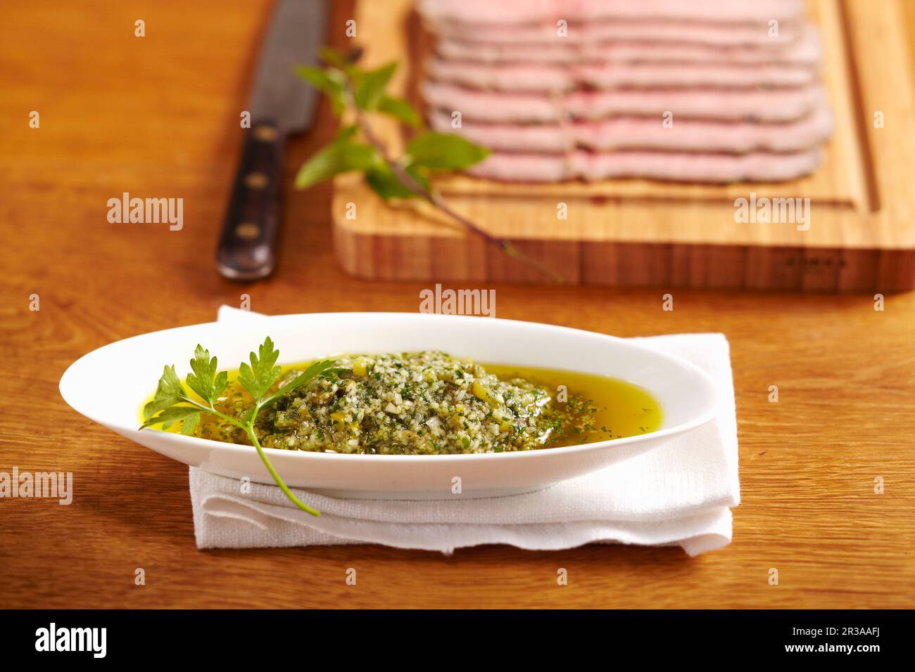 Salsa Verde serviert mit kaltem Roastbeef Stockfoto