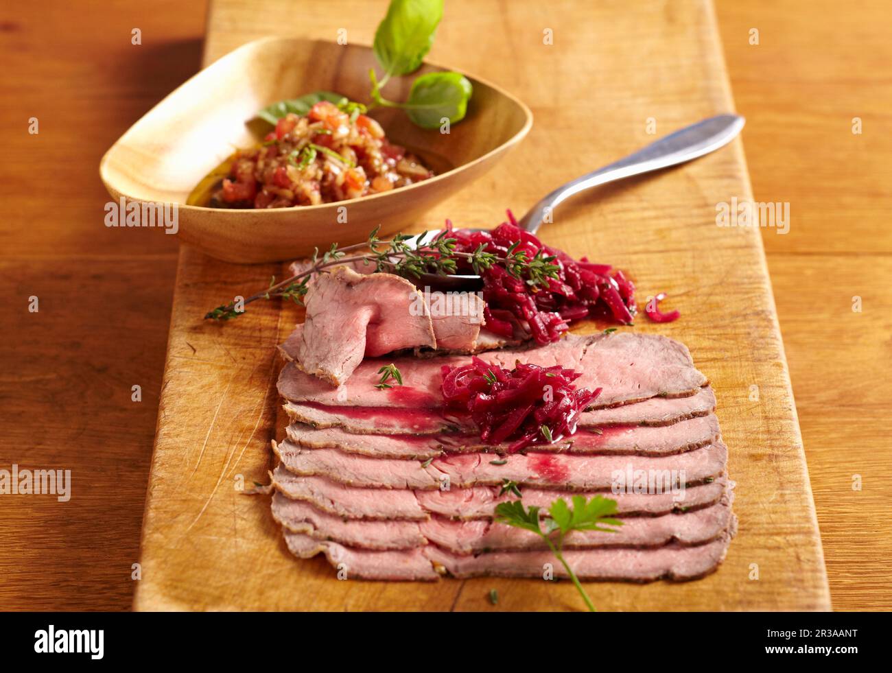 Kalte Rinderscheiben mit Tomatenvinaigrette und Zwiebelconfit Stockfoto