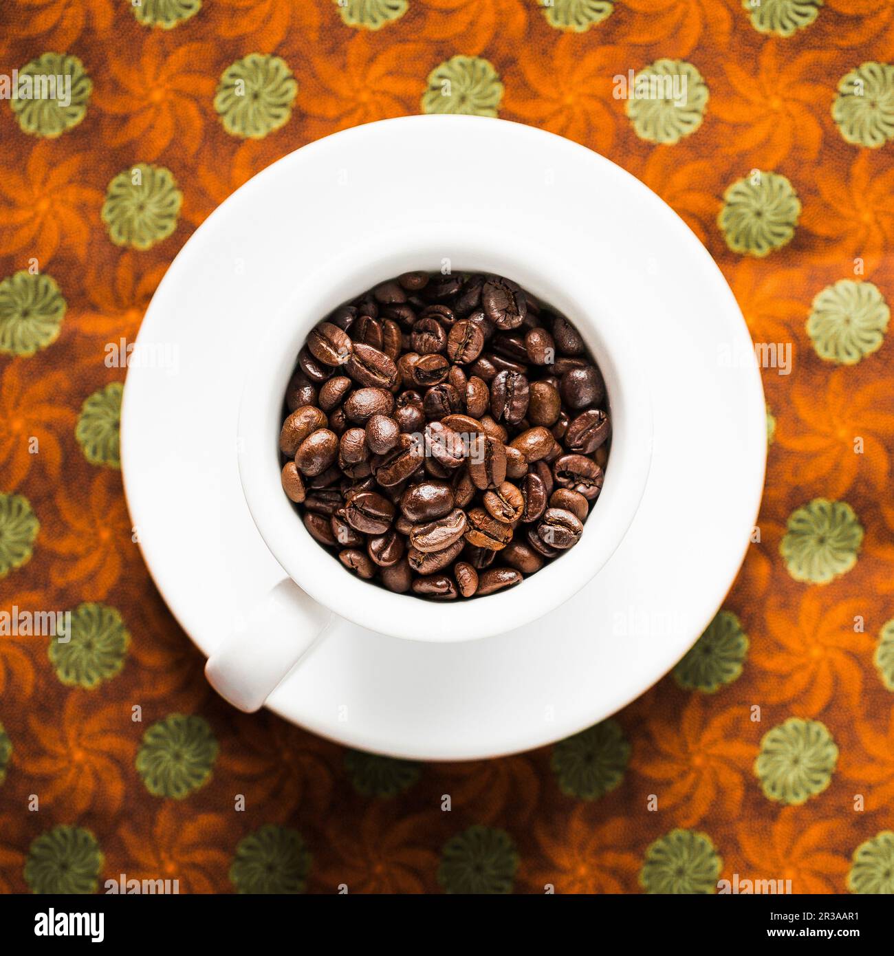 Kaffeebohnen in einer Kaffeetasse Stockfoto