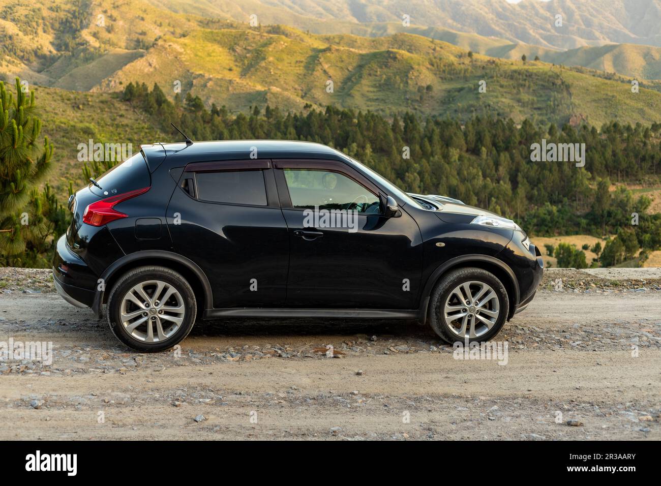 Nissan Juke SUV in einem ländlichen Gebiet im swat Valley, Pakistan Stockfoto