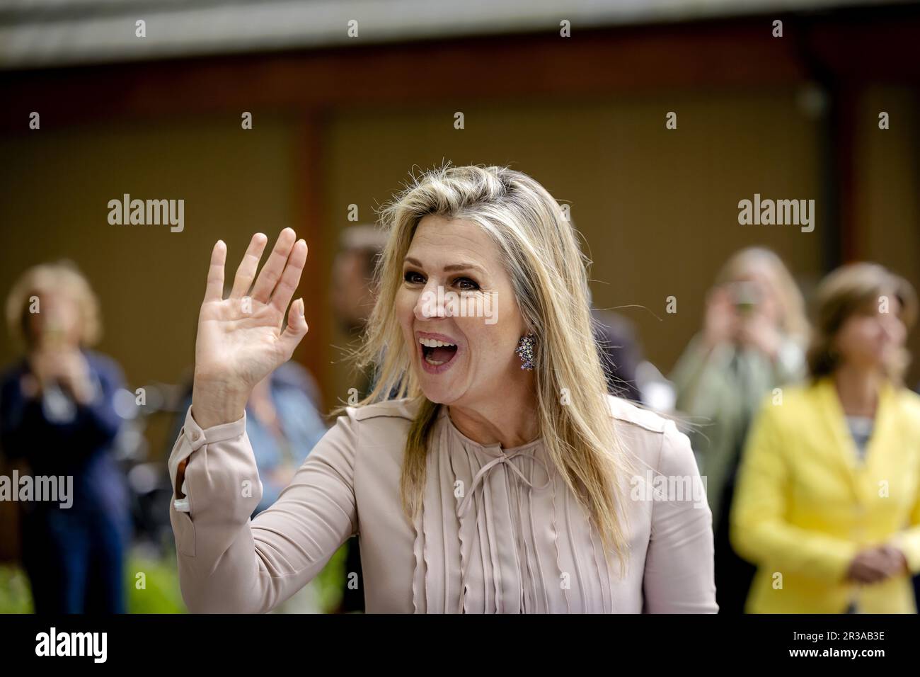 Austerlitz, Niederlande. 23. Mai 2023. AUSTERLITZ - Königin Maxima verlässt das Dorfhaus Austerlitz nach einem Treffen über angemessene Betreuung. Während des Arbeitsbesuchs wird die Königin unter anderem über die Zusammenarbeit zwischen formeller und informeller Pflege sprechen. ANP ROBIN VAN LONKHUIJSEN niederlande Out - belgien Out Credit: ANP/Alamy Live News Credit: ANP/Alamy Live News Stockfoto