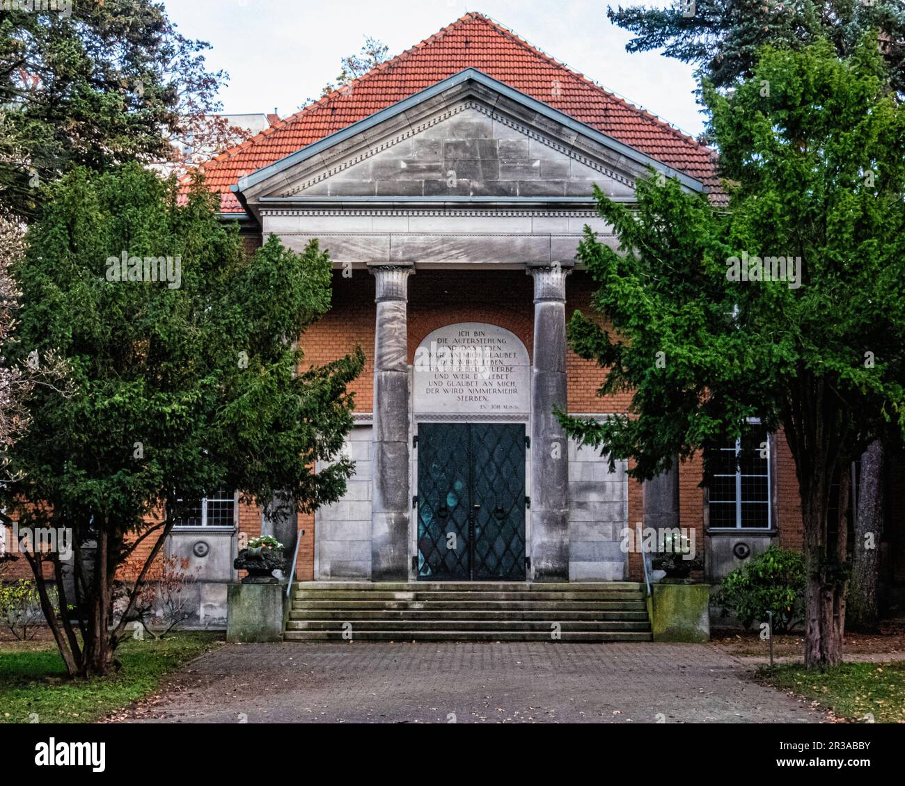 Traurner's Hall and Chapel von den Architekten Carl & Walter Koeppen auf dem Friedhof, Alter Luisenstadt-Friedhof, Südstern 8-10, Kreuzberg-Berlin, Deutschland Stockfoto