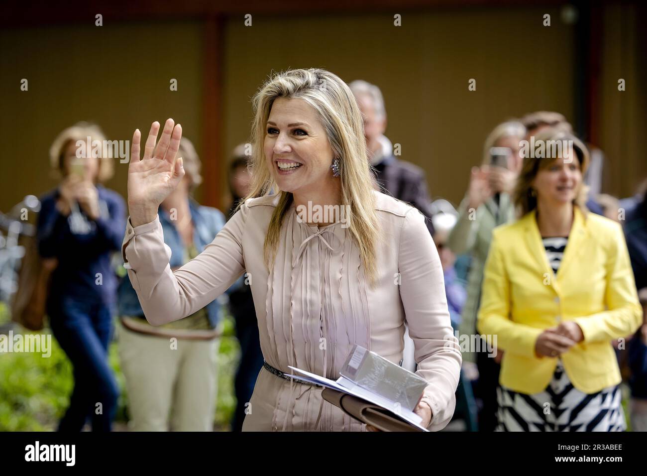 Austerlitz, Niederlande. 23. Mai 2023. AUSTERLITZ - Königin Maxima verlässt das Dorfhaus Austerlitz nach einem Treffen über angemessene Betreuung. Während des Arbeitsbesuchs wird die Königin unter anderem über die Zusammenarbeit zwischen formeller und informeller Pflege sprechen. ANP ROBIN VAN LONKHUIJSEN niederlande Out - belgien Out Credit: ANP/Alamy Live News Credit: ANP/Alamy Live News Stockfoto