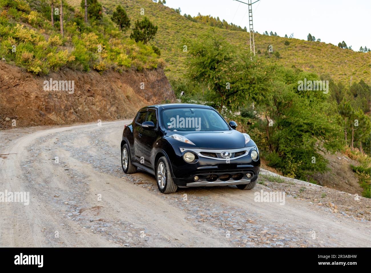 Nissan Juke impul schwarzes Modell, das auf einer Bergstraße fährt. Swat Stockfoto