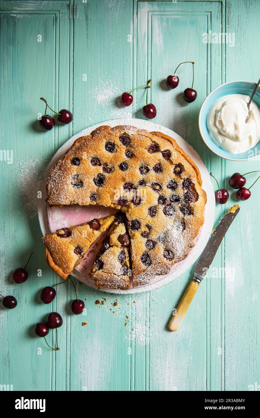 Mandel und frische Kirschtorte Stockfoto