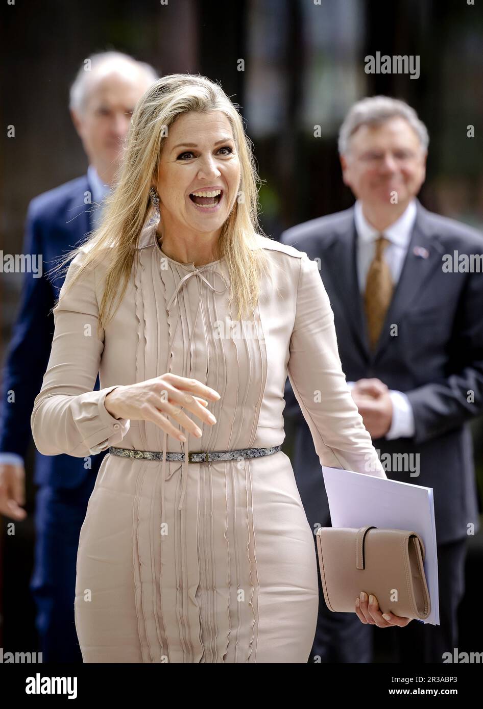 Austerlitz, Niederlande. 23. Mai 2023. AUSTERLITZ - Königin Maxima verlässt das Dorfhaus Austerlitz nach einem Treffen über angemessene Betreuung. Während des Arbeitsbesuchs wird die Königin unter anderem über die Zusammenarbeit zwischen formeller und informeller Pflege sprechen. ANP ROBIN VAN LONKHUIJSEN niederlande Out - belgien Out Credit: ANP/Alamy Live News Credit: ANP/Alamy Live News Stockfoto