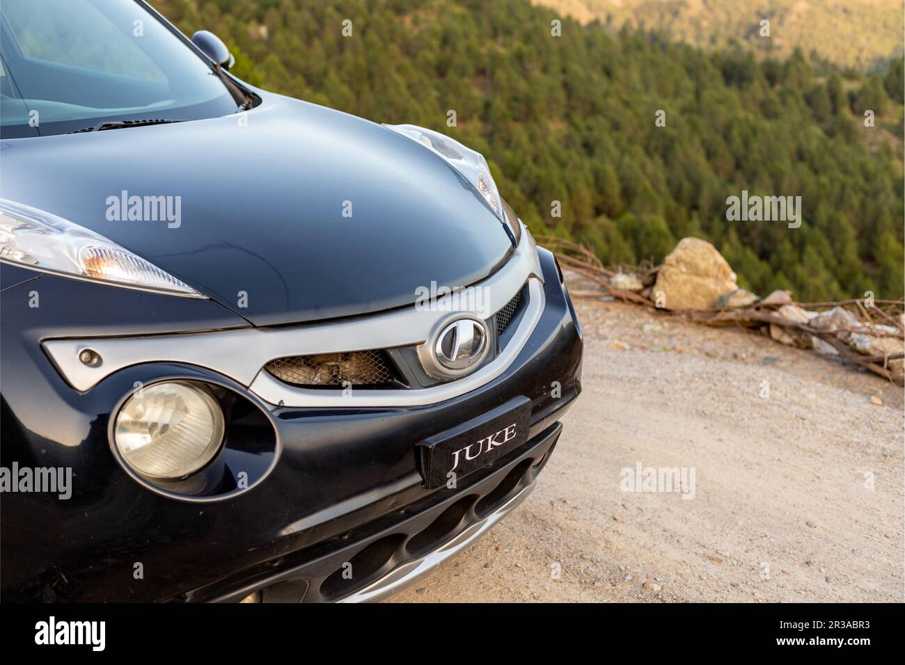 Nissan Juke Impul Schwarzer SUV Nahaufnahme vorn mit Platz für Text Stockfoto